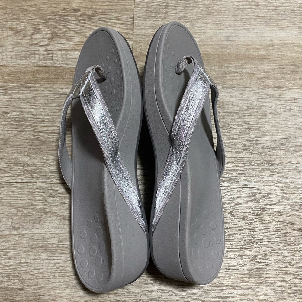 VIONIC HIGHTIDE METALLIC THONG SANDALS - Picture 3 of 7